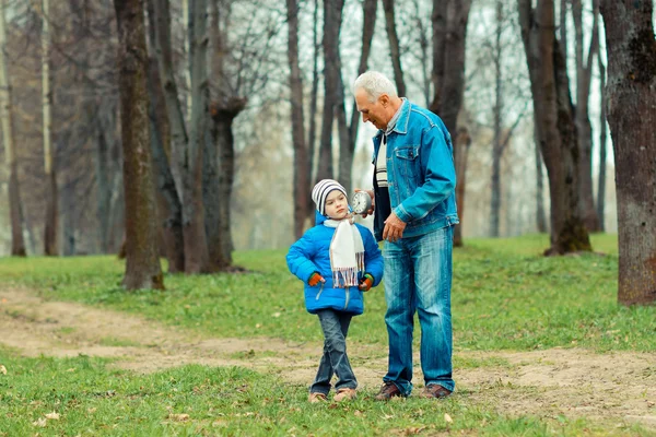 Nonno mostrando nipote orologi d'epoca — Foto Stock