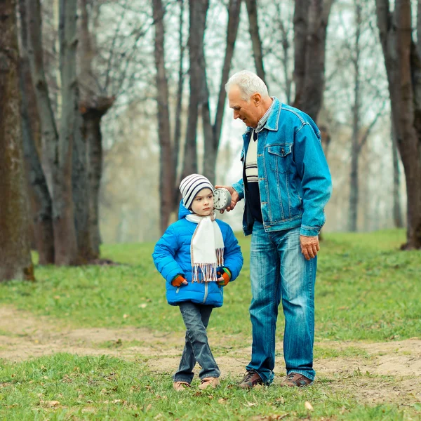 Nonno mostrando nipote orologi d'epoca — Foto Stock