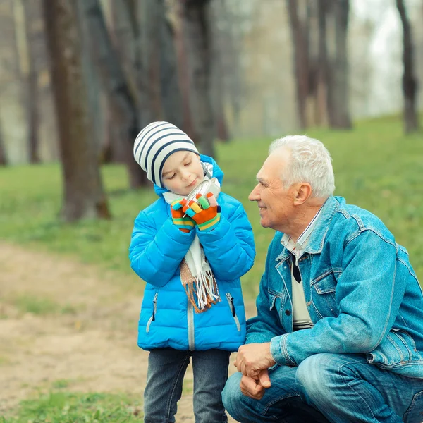 Nonno mostrando nipote orologi d'epoca — Foto Stock