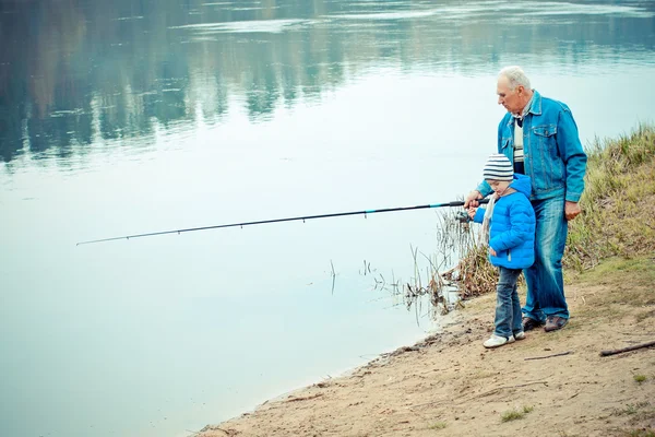 Avô e neto estão pescando — Fotografia de Stock