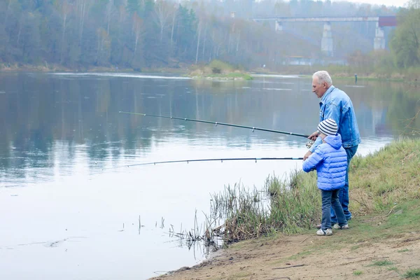 Grand-père et petit-fils pêchent — Photo