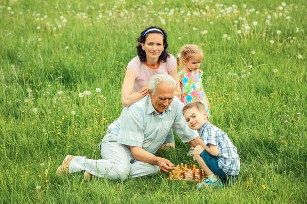 Famille de trois générations jouant aux échecs — Photo