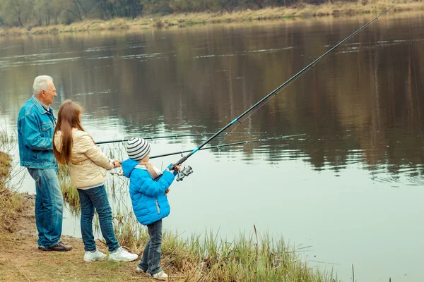 Grandfather and grandchildren are fishing — Stock Photo, Image