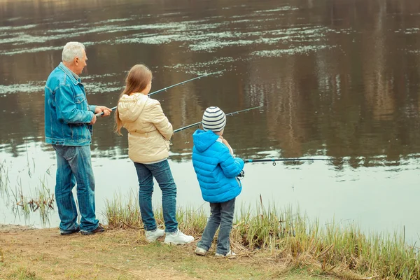 Grootvader en kleinkinderen vissen — Stockfoto