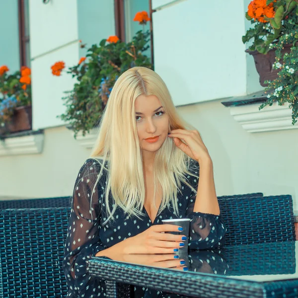 Jonge vrouw zitten in cafe — Stockfoto