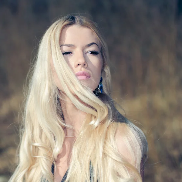 Vacker ung blond kvinna — Stockfoto