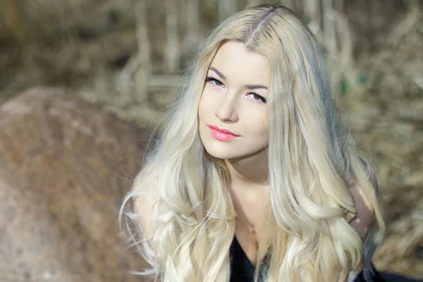 Красивая молодая блондинка — стоковое фото