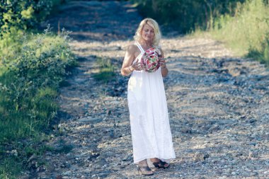 bir uçurumun üzerinde duran üst düzey kadın