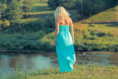 bir uçurumun üzerinde duran üst düzey kadın