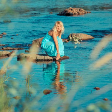 Olgun güzel kadın denizde