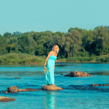 denizin tadını mavi elbiseli kadın