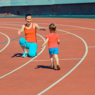 Anne ve kızı spor stadyumunda eğitim
