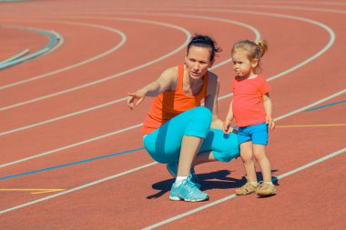 Anne ve kızı spor stadyumunda eğitim