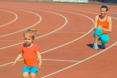 Anne ve kızı spor stadyumunda eğitim