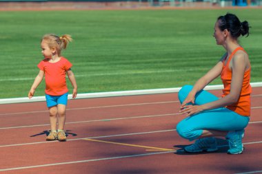 Anne ve kızı spor stadyumunda eğitim