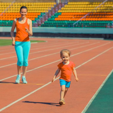 Anne ve kızı spor stadyumunda eğitim