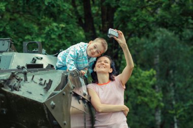 Anne oğlu tankındaki çekiyor