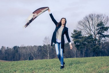 Güzel kız alanına yürüyor