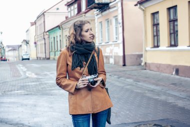 Eski bir fotoğraf makinesi ile güzel kız