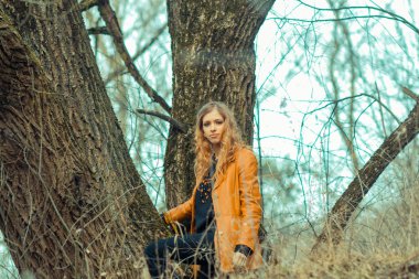 Bahar parkta poz güzel kız