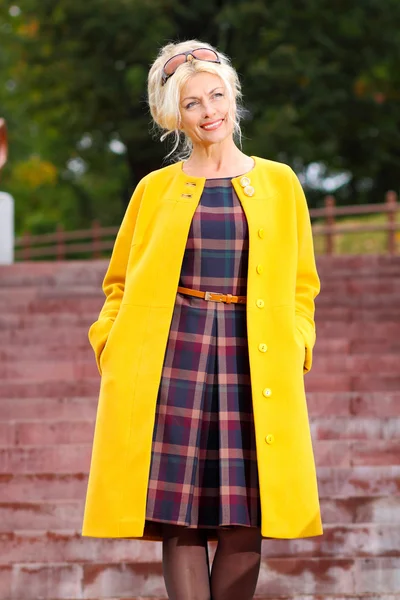 bir uçurumun üzerinde duran üst düzey kadın