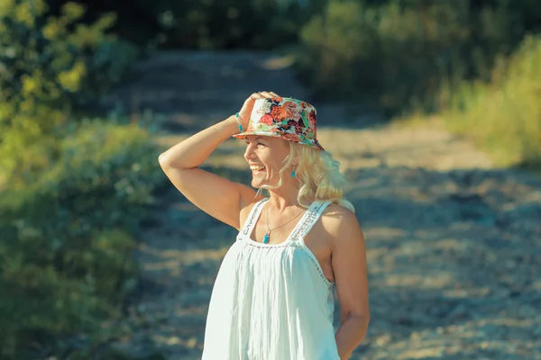 Senior vrouw stond op een afgrond — Stockfoto