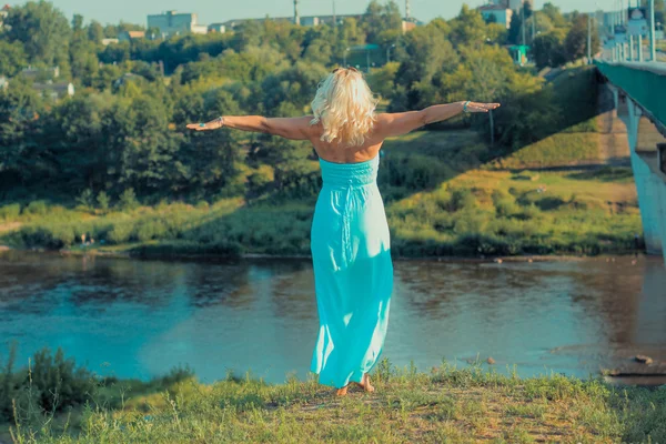 Femme âgée debout sur un précipice — Photo