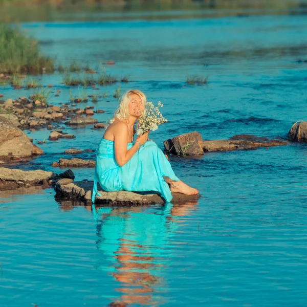 Volwassen mooie vrouw op zee — Stockfoto