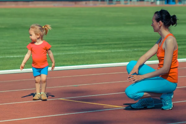 Anne ve kızı spor stadyumunda eğitim — Stok fotoğraf