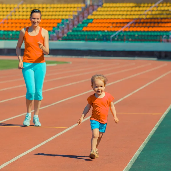 Mother and daughter sport training in stadium — Stock Photo, Image