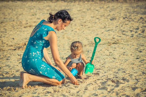 Mère avec sa fille jouant avec le sable — Photo