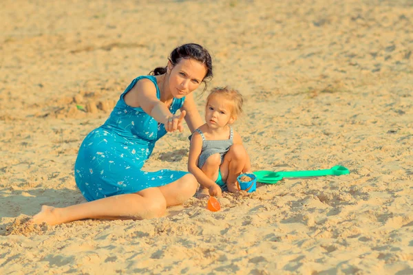 Moeder met dochter spelen met zand — Stockfoto