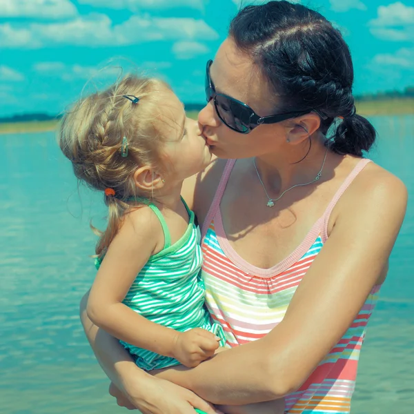 Mamma e figlia piccola baciare — Foto Stock