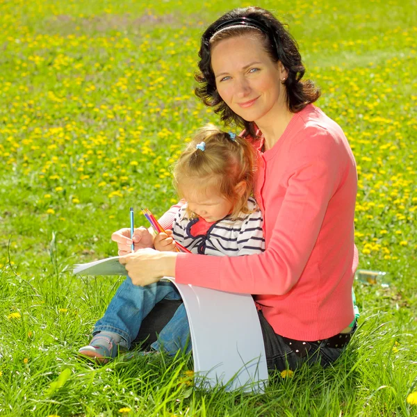 Mãe e filha pequena pintura — Fotografia de Stock