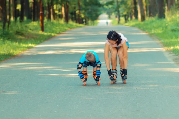 Mother and son learn to roller skate — Stock Photo, Image