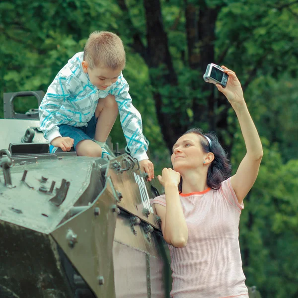 Maman prend des photos de son fils sur le réservoir — Photo