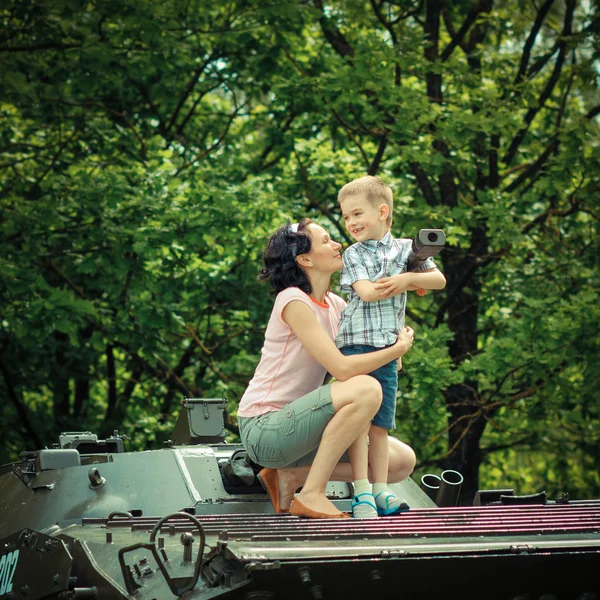 Tank yakınındaki genç oğlu ile annesi