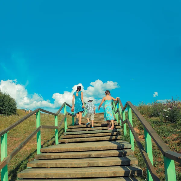 Moeder met haar dochter en zoon op trappen — Stockfoto