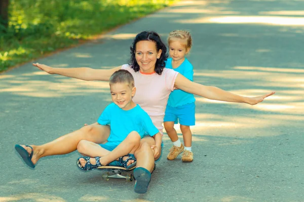 Famiglia divertendosi con lo skateboard — Foto Stock