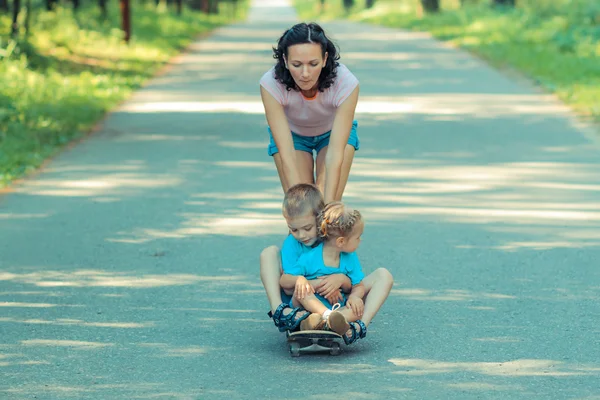 Família se divertindo com skate — Fotografia de Stock