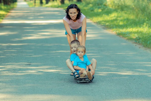 Семья веселится со скейтбордом — стоковое фото