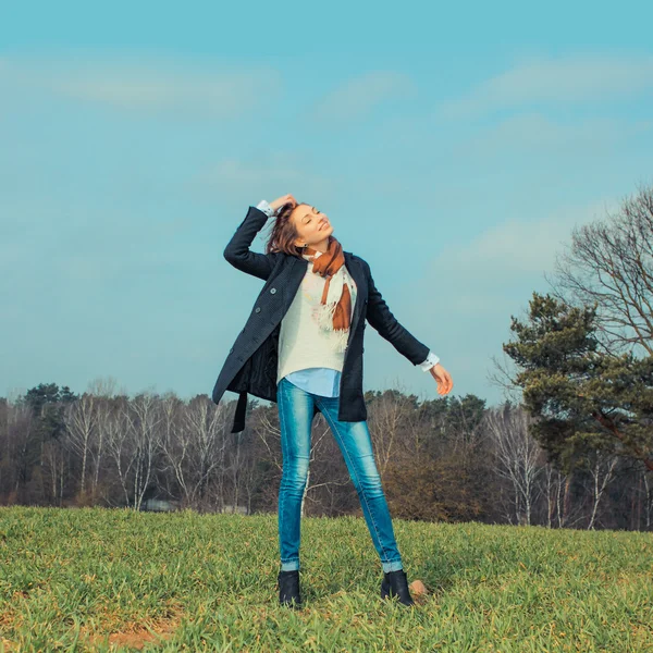 Bella ragazza cammina nel campo — Foto Stock