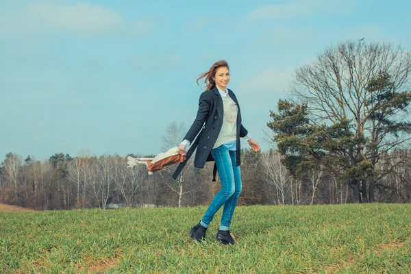 Menina bonita caminha no campo — Fotografia de Stock