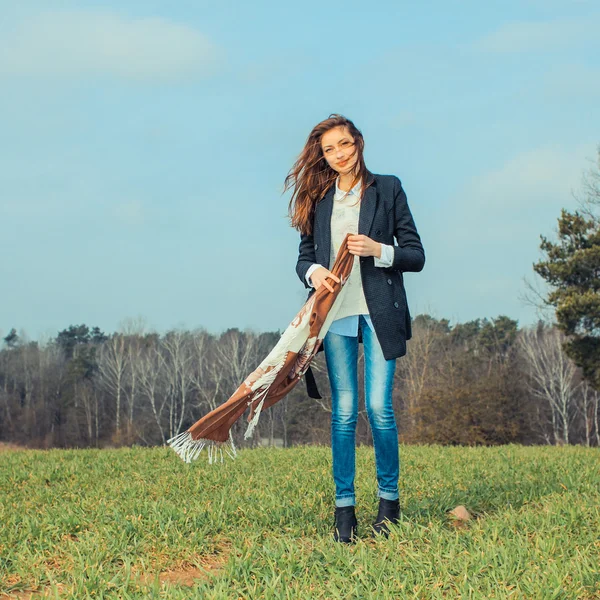 Beautiful girl walks in field — Stock Photo, Image