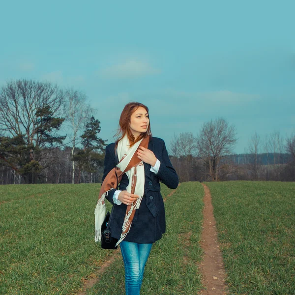 Krásná osamělá dívka v oboru — Stock fotografie