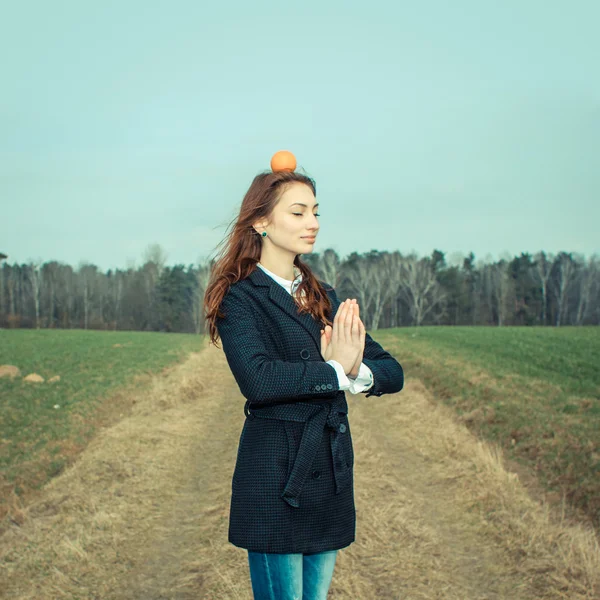 Девушка с апельсином на открытом воздухе — стоковое фото