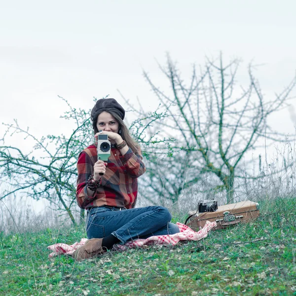 Meisje in een plaid shirt met vintage camera — Stockfoto