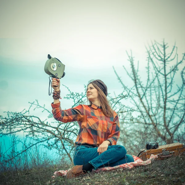 Dívka v kostkované košili s vinobraní fotoaparát — Stock fotografie