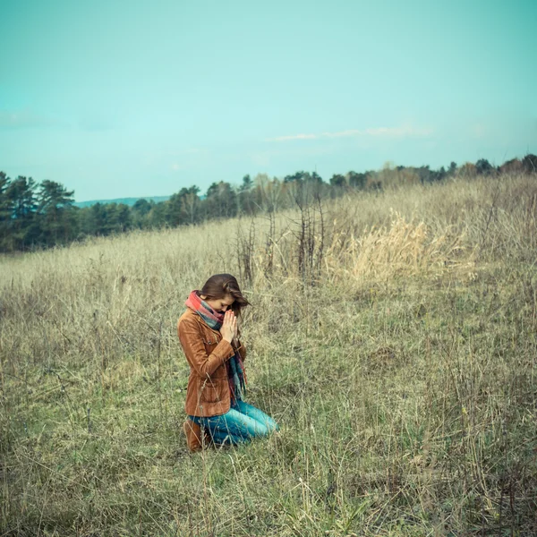 Menina orando ao ar livre no campo — Fotografia de Stock