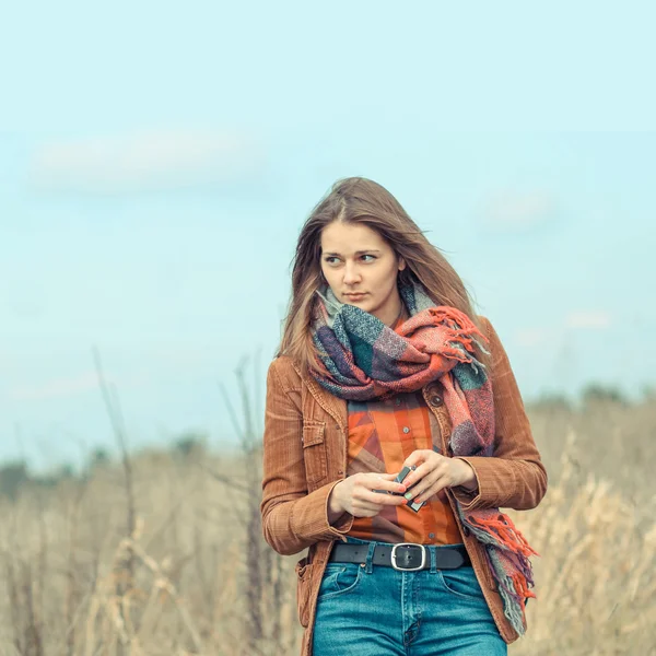 Hipster chica con cigarrillo al aire libre — Foto de Stock